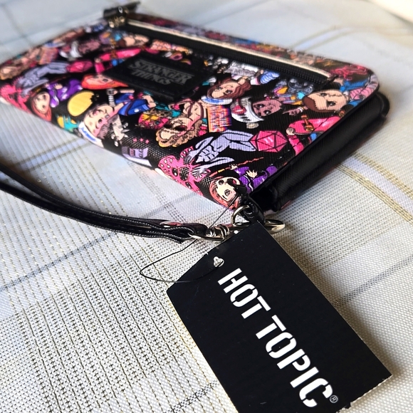 NWT Stranger Things Chibi Characters Tech Wallet - Picture 5 of 10